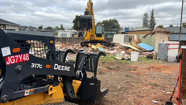 Mosso Deere skid steer working a house demolition site